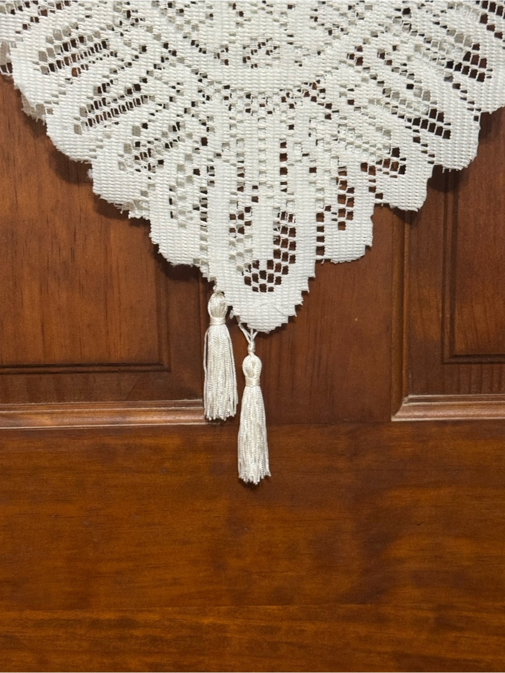 IVORY LACE TABLE RUNNER - Picture 2 of 6